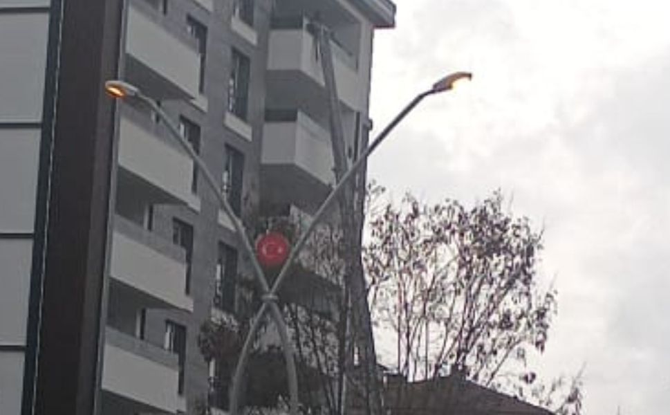 Elazığ’da Gündüz Yanan Sokak Lambaları Tepki Çekiyor