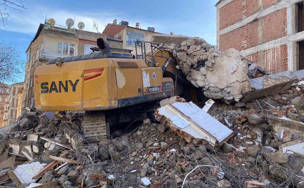 Ağır Hasarlı Binanın Enkazı İş Makinesinin Üstüne Yıkıldı