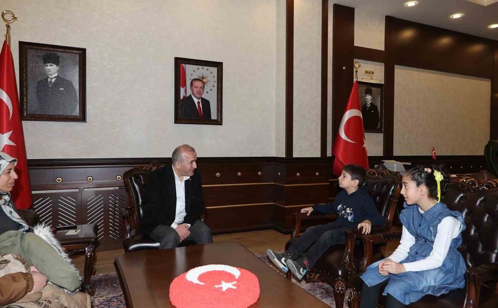 Bayrak Nöbeti Tutan Minik Öğrenciler Vali Hatipoğlu'nun Konuğu Oldu