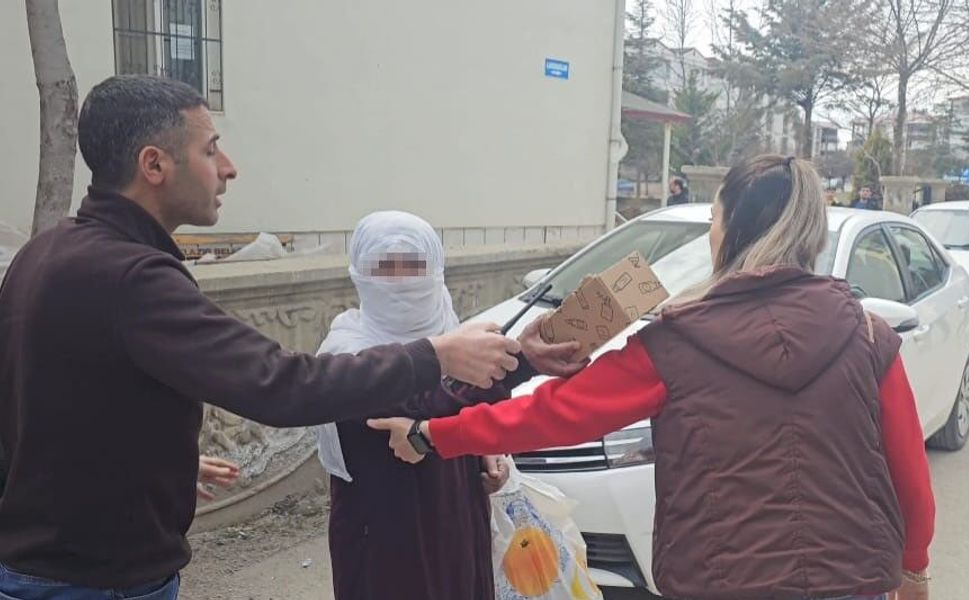 Elazığ'da Dilenci Zabıtalara Yakalandı: 'Al Senin Olsun' Diyerek Parayı Teklif Etti