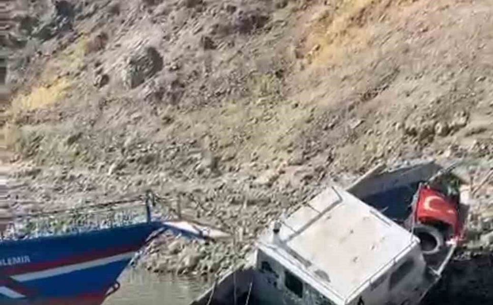 Elazığ'da fırtınaya dayanamayan tekne suya gömüldü