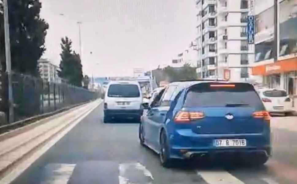 Elazığ'da makas atan araç kameralara yansıdı