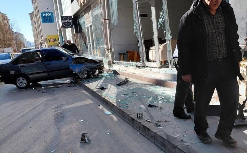 Elazığ'da otomobil, mobilya mağazasına girdi
