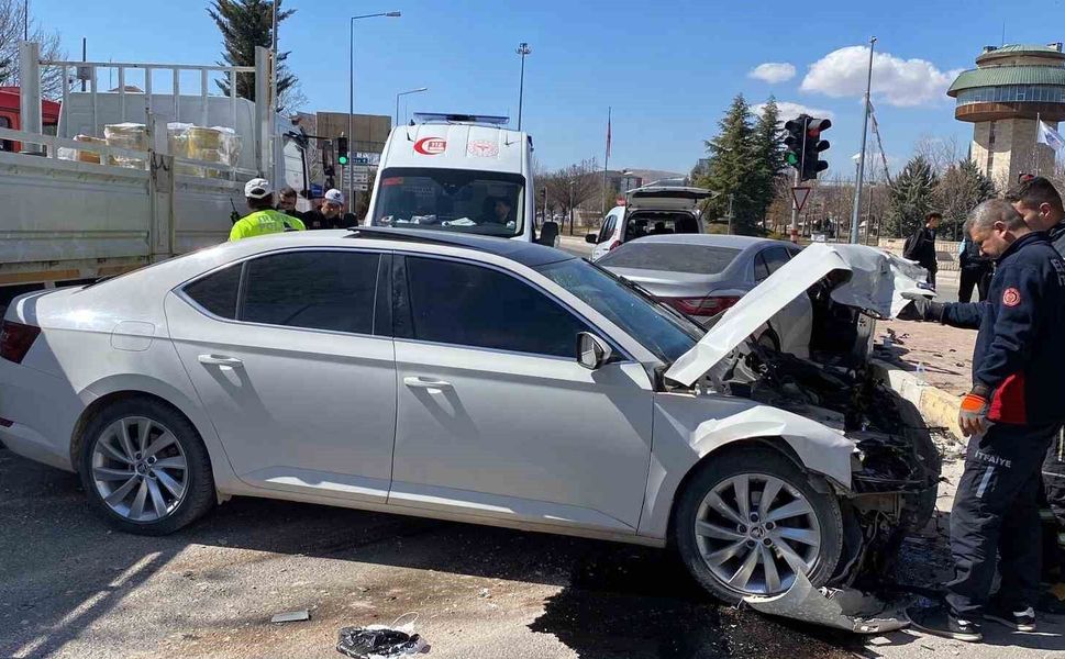 Elazığ'da Otomobiller Çarpıştı: 6 Yaralı