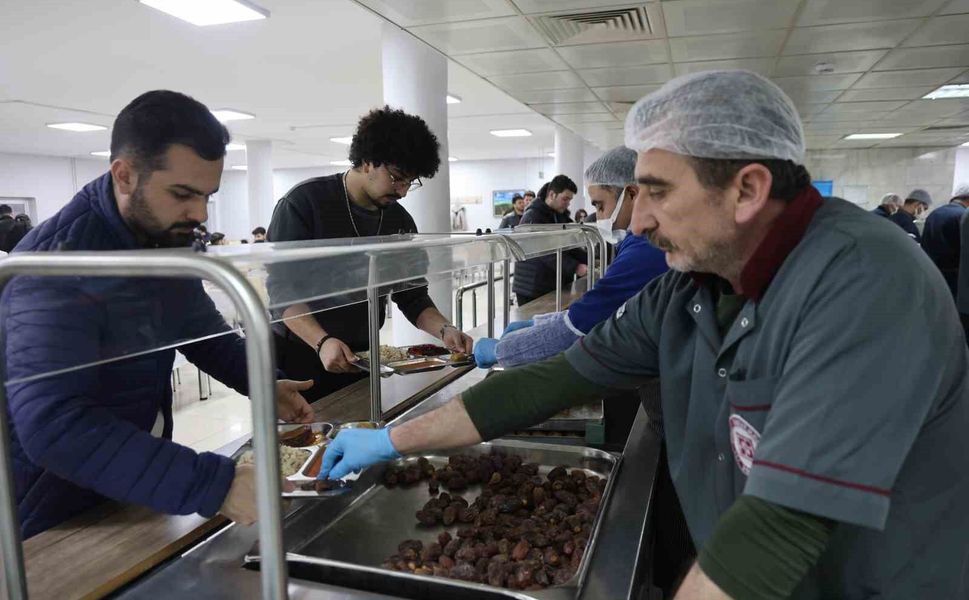 Fırat Üniversitesi'nde Öğrenciler Ramazan Ayında Anne Yemekleriyle İftarını Açıyor
