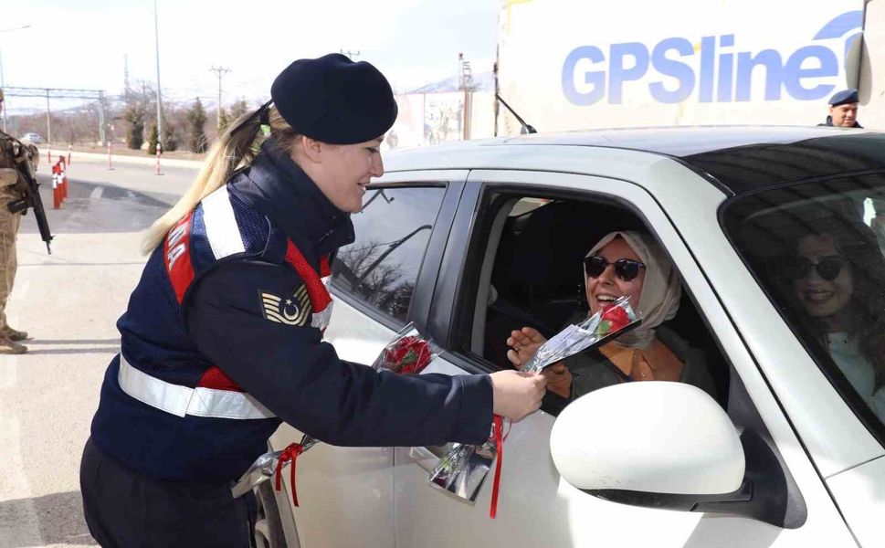 Jandarma kadınlara karanfil verdi