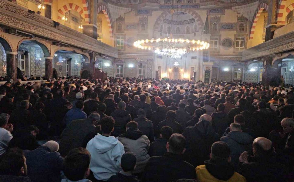 Kadir Gecesi'nde Camiler Doldu Taştı