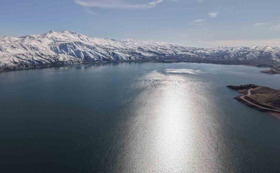 Kar, Güneş Ve Maviliğin Buluştuğu Hazar Gölü Mest Etti