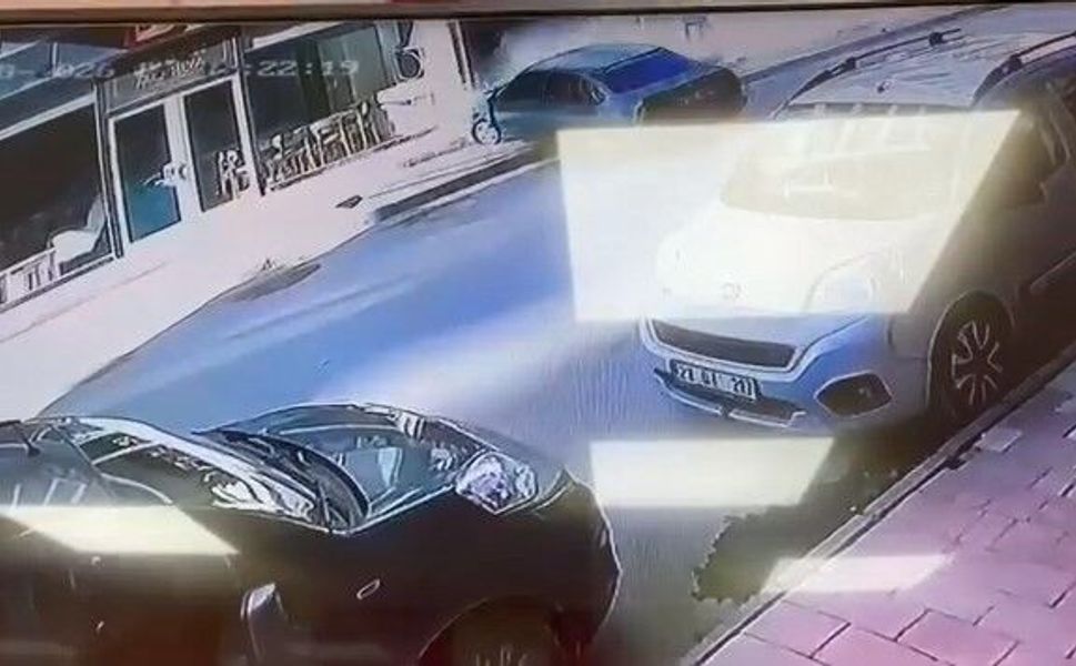 Kontrolden Çıkan Otomobil Mağazaya Böyle Daldı