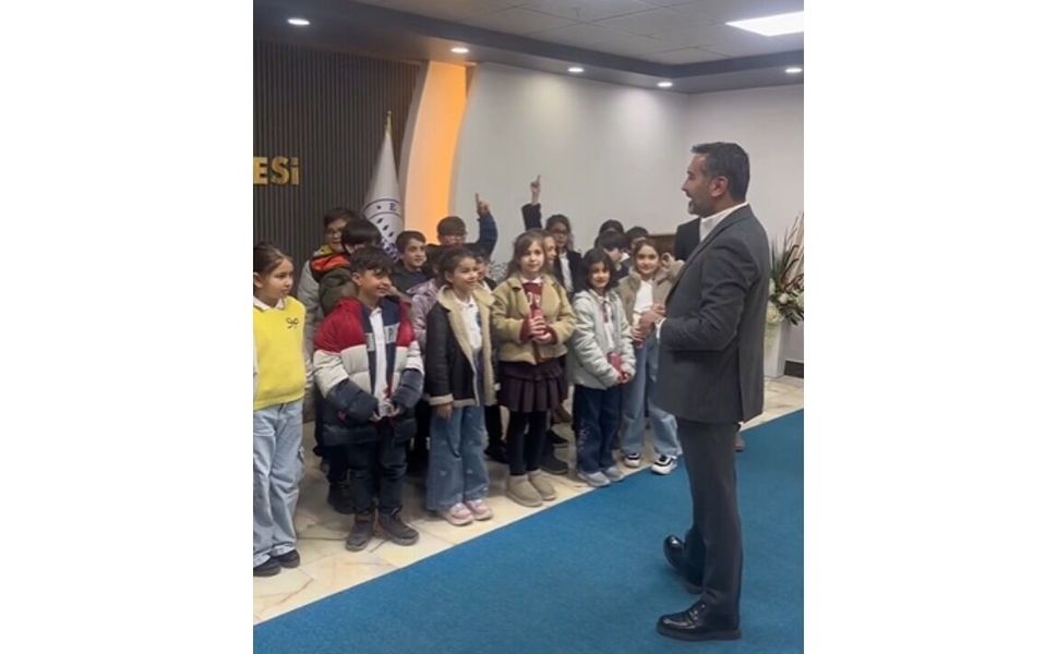 Minik Misafirlerden Başkan Şerifoğulları’na Cips Yorumu