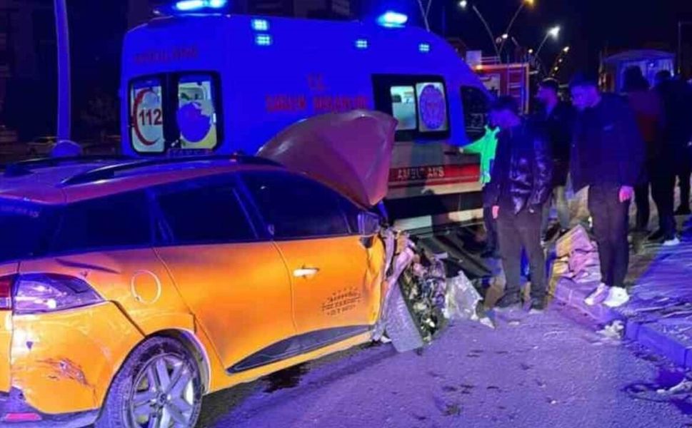 Elazığ'da Hafif Ticari Araçla Taksi Çarpıştı: 4 Yaralı