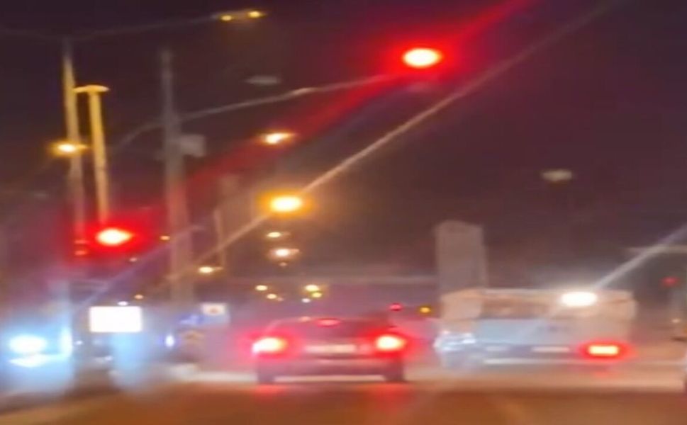 Elazığ'da Kamyonetle Makas Atan Ve Kırmızı Işıkta Geçen Sürücü Kamerada