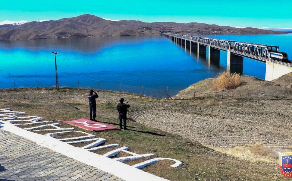 Jandarma Fırat Demiryolu Köprüsü’nde Görev Başında