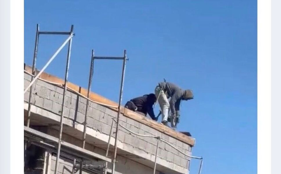 Elazığ'da işçilerin çatıda tehlikeli çalışması