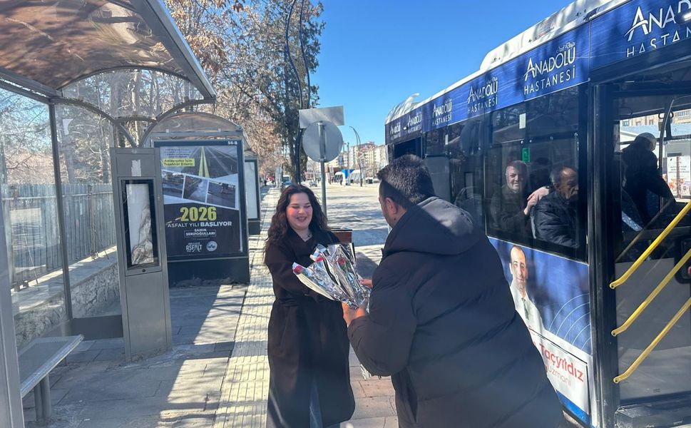 Elazığ Belediyesi’nden 8 Mart’ta Kadınlara Çiçek Takdimi