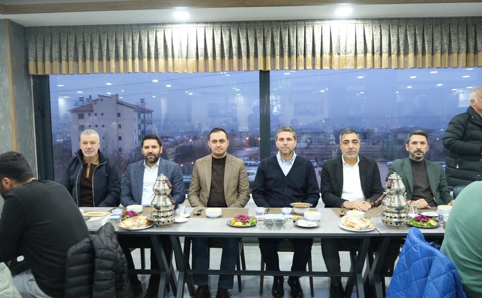 Ramazan Boyunca Sahada Olan AK Parti Merkez İlçe Teşkilatı İftarda Buluştu