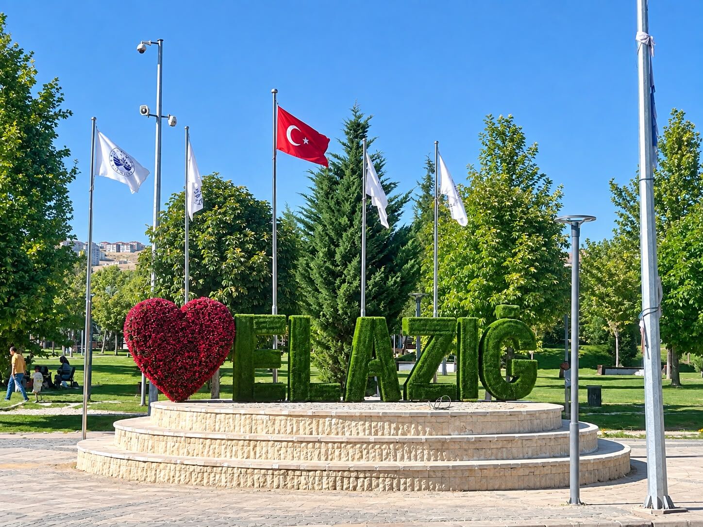 Elazığ’ın İsmi Yeşilliklerle Şehrin Cadde ve Bulvarlarını Süslüyor